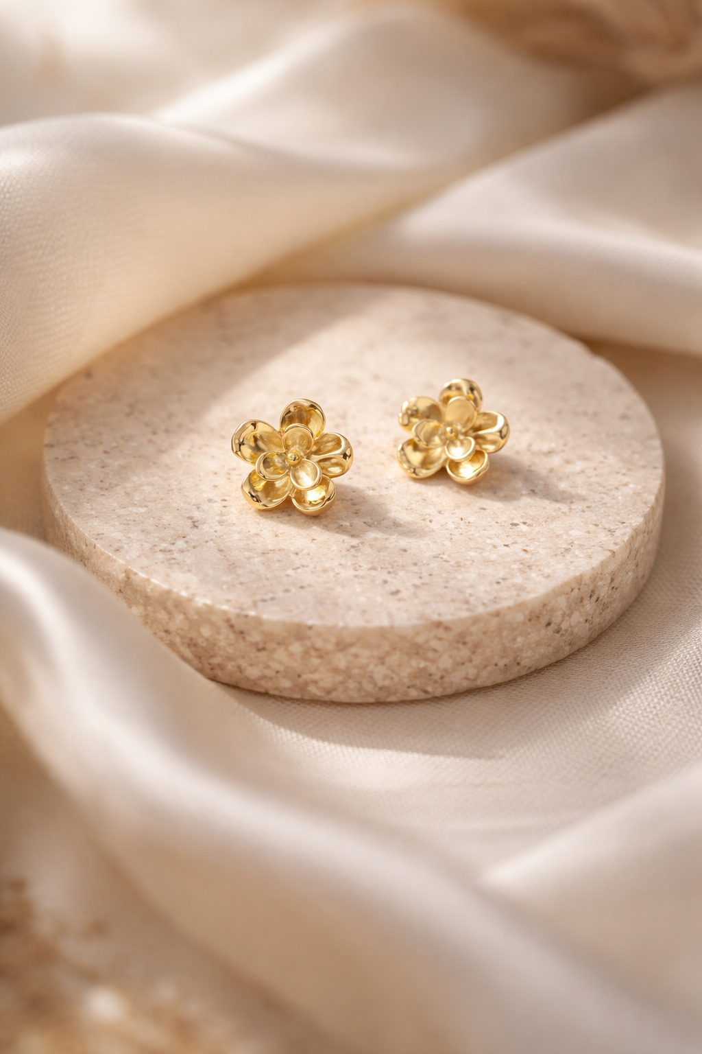 Boucle d’oreille Fleur Dorée Éternelle - Acier inoxydable - 2,45 x 2,5 cm